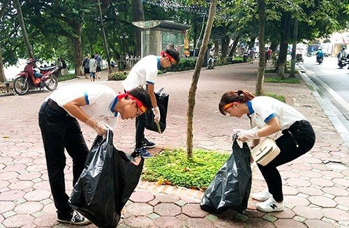 ​  Sinh viên tham gia dọn rác tại bờ hồ Hoàn Kiếm (Hà Nội)